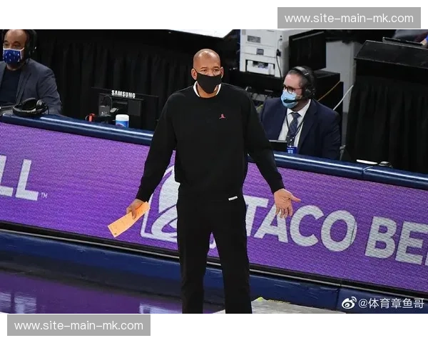 观众席捕捉:教练席战术板展示防守阵型调整 观众席捕捉:教练席战术板展示防守阵型调整